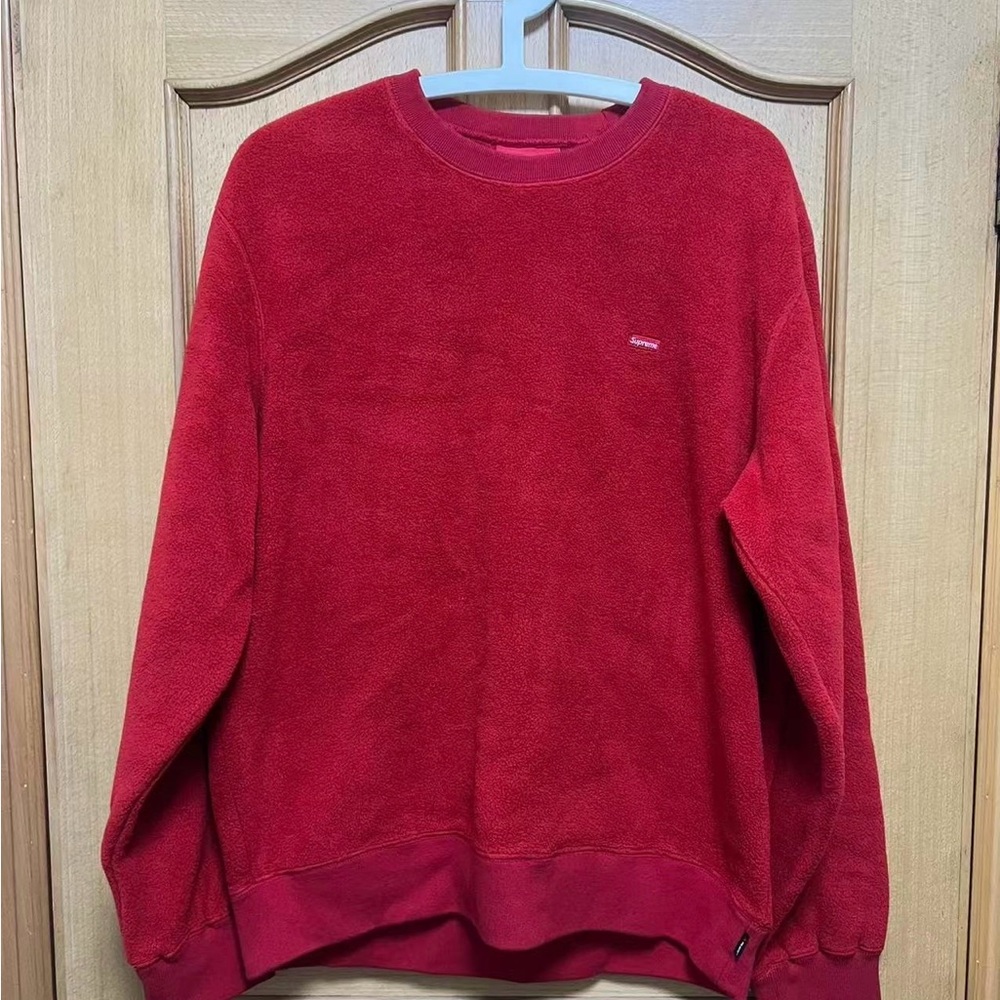 Supreme Red Crewneck Sweatshirt with Subtle Logo
Polartec Small Box crew neck